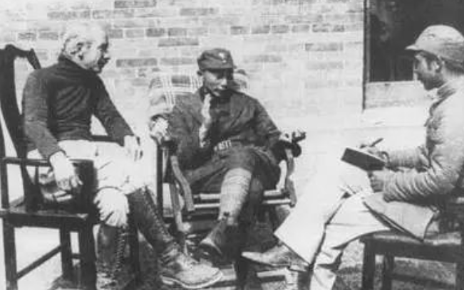 1938年9月25日，聶榮臻同白求恩一起接受廣州《救亡日?qǐng)?bào)》記者葉文津的采訪