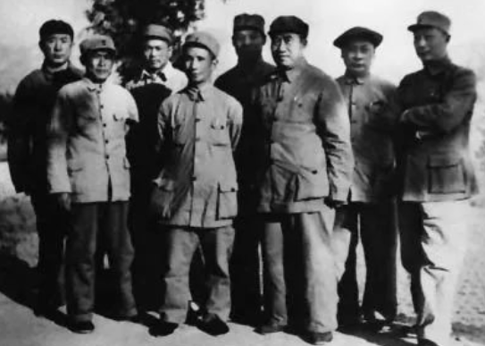 1948年5月，朱德和聶榮臻、陳毅等在西柏坡